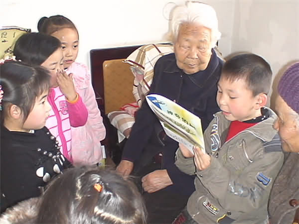 江红集团幼儿园小朋友给老人讲故事