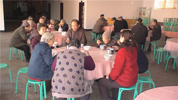 江红集团董事长陈江红春节和老人一起用餐
