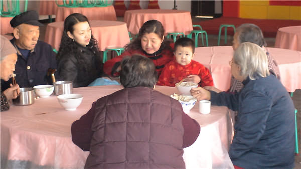 江红集团董事长陈江红春节和老人一起用餐