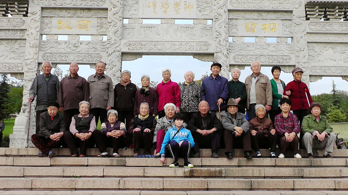 峰峰矿区天伦源老年公寓组织老人们到元宝山游玩